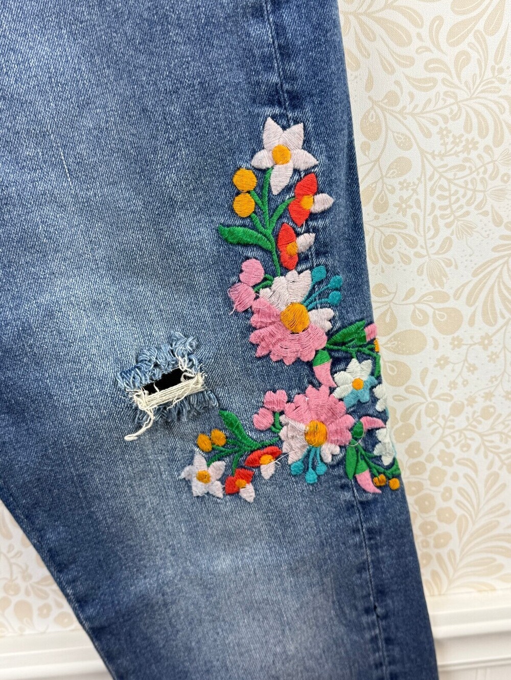 Pilcro by Anthropologie Embroidered Mid-Rise Slim Boyfriend Jean - Size - 28 - Picture 11 of 13